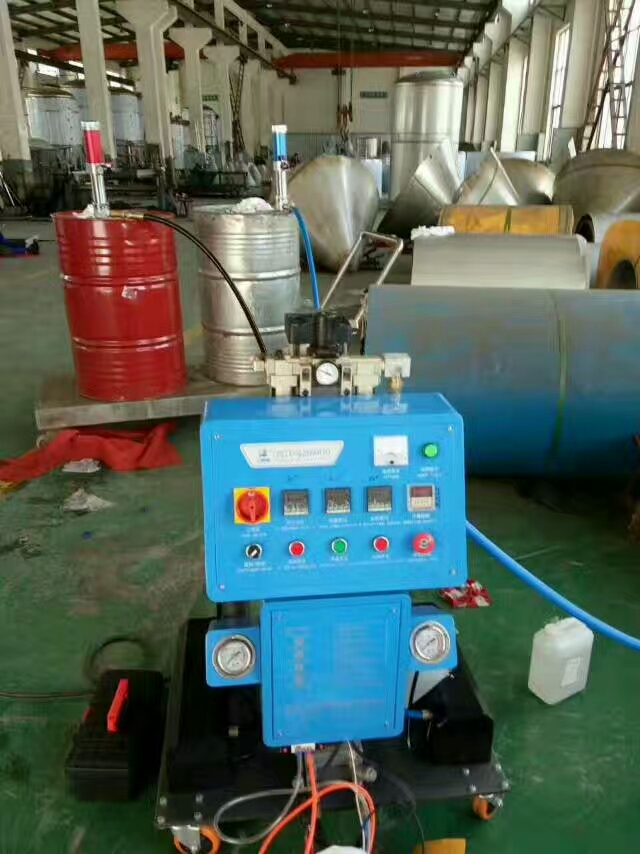 Q2600水箱保溫澆注大城縣聚氨酯發(fā)泡機施工現場